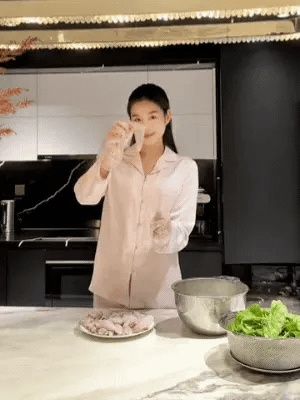 08-1791443004-do-thi-ha-lo-voc-dang-hien-tai-giua-nghi-van-mang-thai-con-dau-long