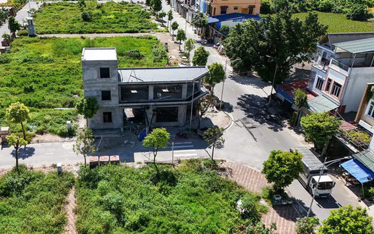 Đề xuất đánh thuế đất bỏ hoang gấp 7 lần đất trong hạn mức: Người dân, doanh nghiệp lo bị đánh thuế 'nhầm' - Tuổi Trẻ Online