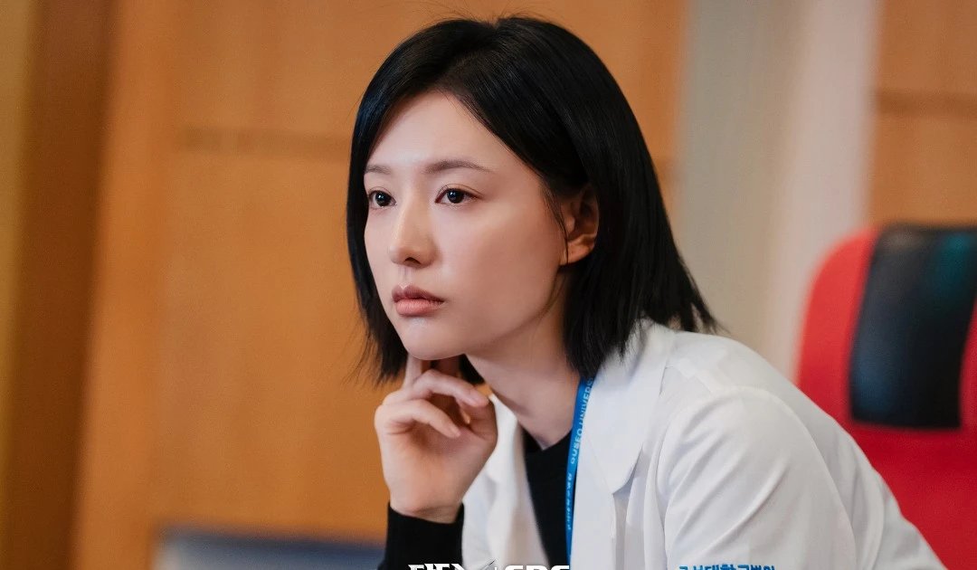 10-1791606109-kim-ji-won-lap-ky-luc-khung-ngay-tap-1-doctor-x-mafia-in-white-khang-dinh-vi-the-sau-2-nam-vang-bong