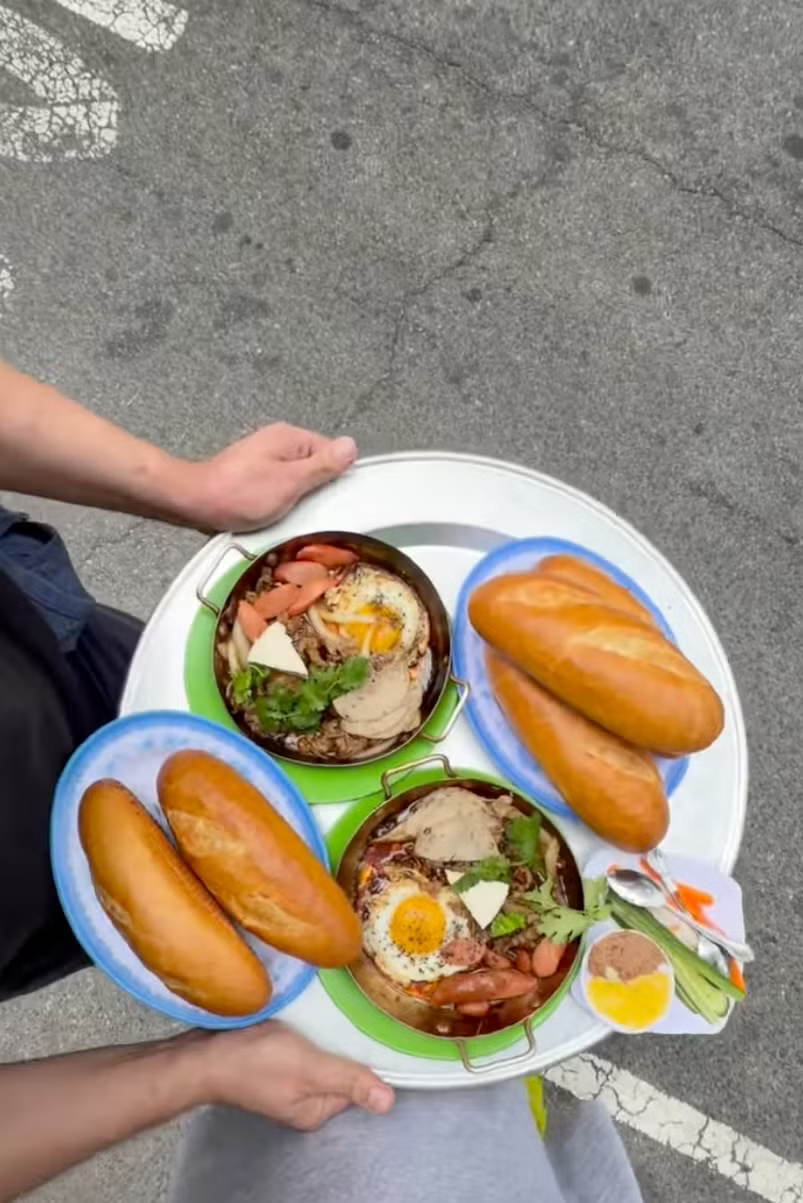 10-1791615920-am-thuc-duong-pho-viet-nam-gay-sot-tai-my-khach-tay-san-sang-xep-hang-ca-tieng-an-bun-dau-banh-mi-via-he