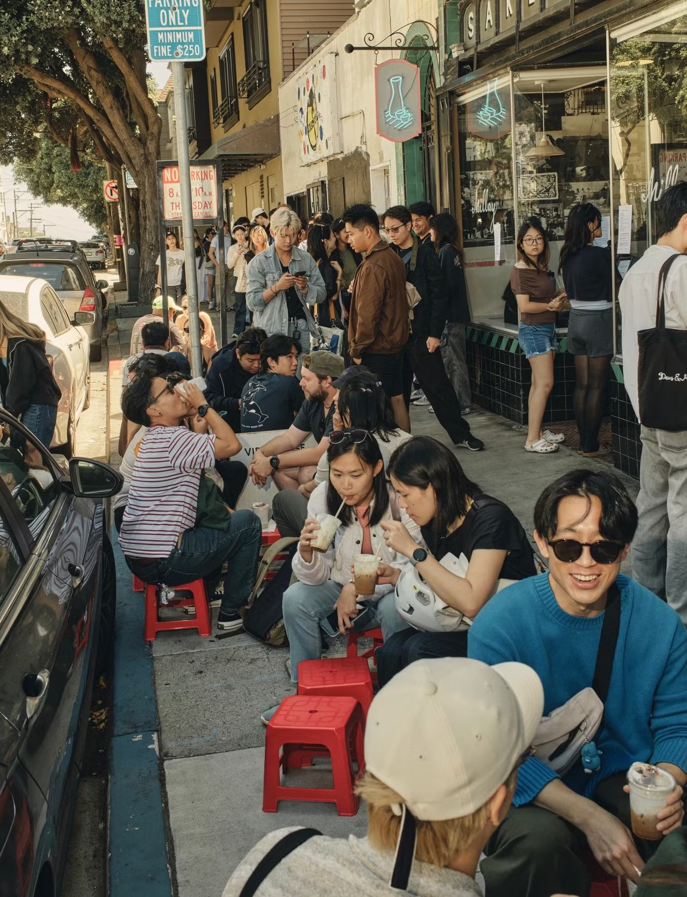 10-1791615999-am-thuc-duong-pho-viet-nam-gay-sot-tai-my-khach-tay-san-sang-xep-hang-ca-tieng-an-bun-dau-banh-mi-via-he