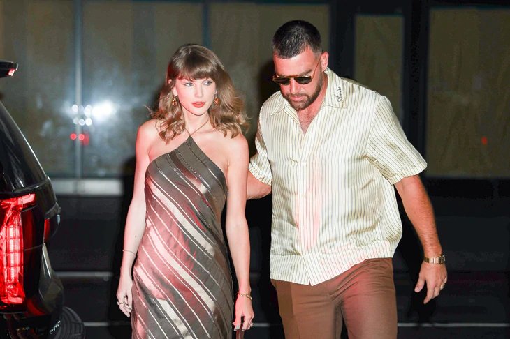 10-1791623461-taylor-swift-va-travis-kelce-bi-hang-xom-chi-trich-vi-can-biet-thu-5-trieu-usd