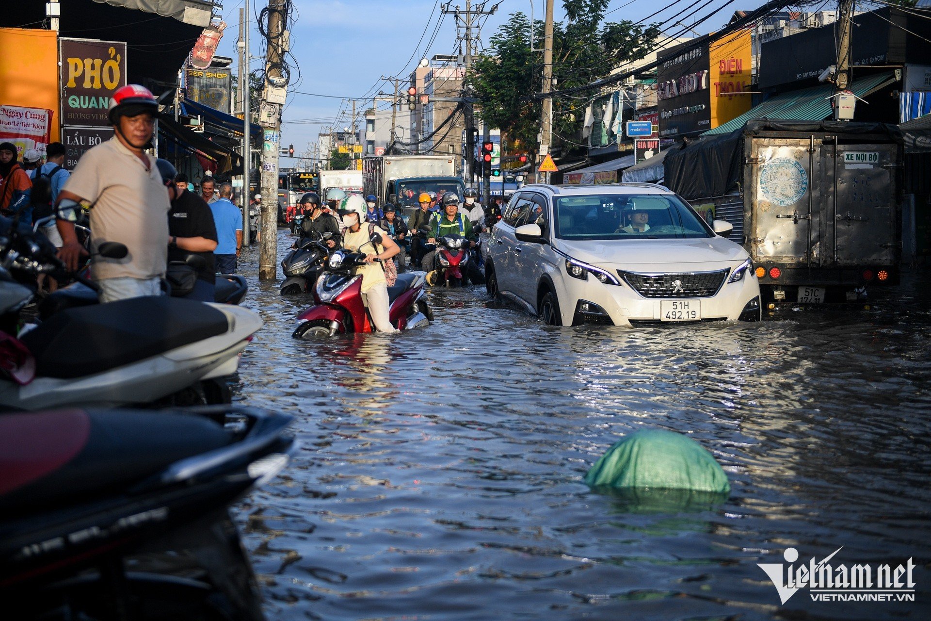 https://static-images.vnncdn.net/vps_images_publish/000001/000003/2026/10/10/w-trieu-cuong-ngap-tphcm-nguyen-hue-25-2041.jpg