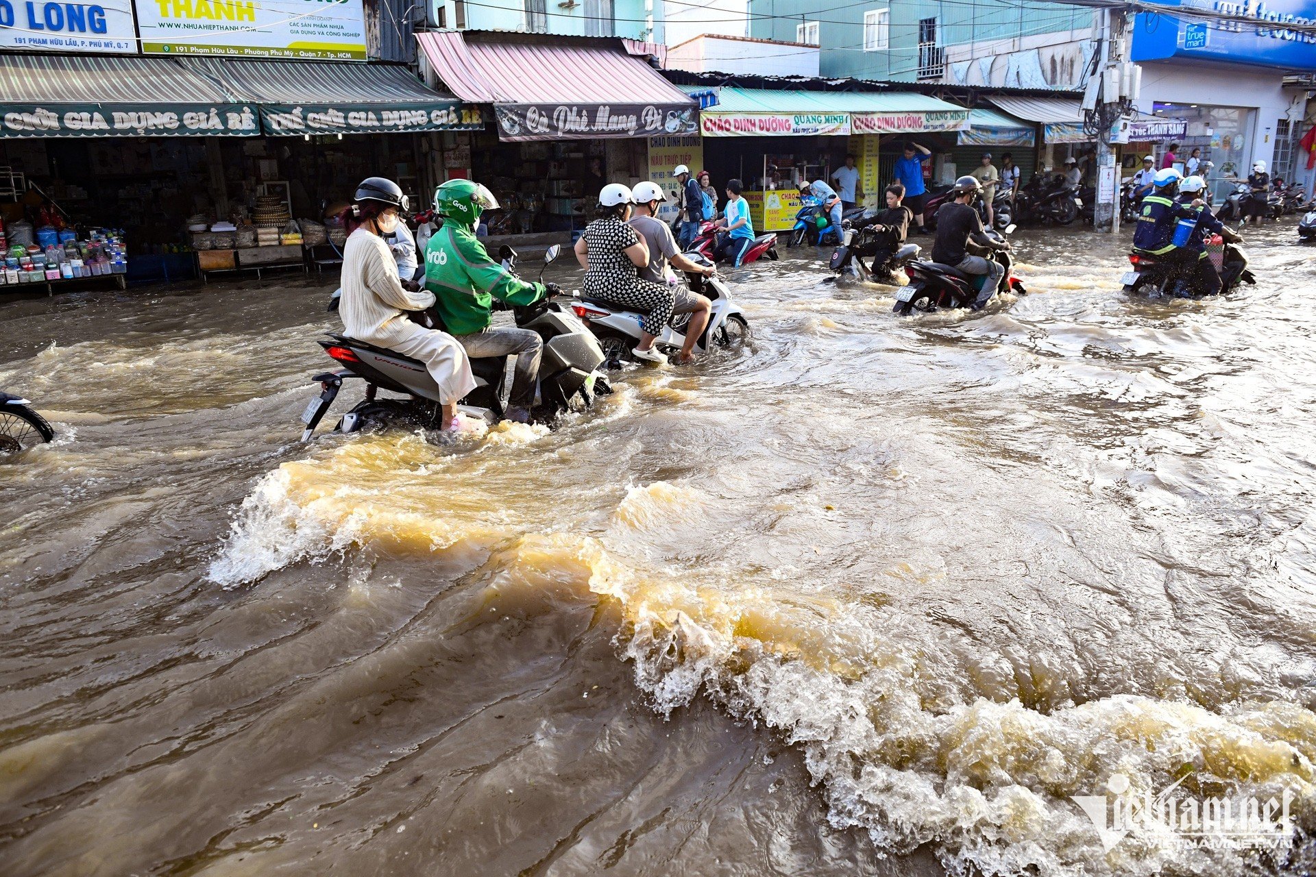 W-triều cường ngập TPHCM nguyễn huế 13.jpg