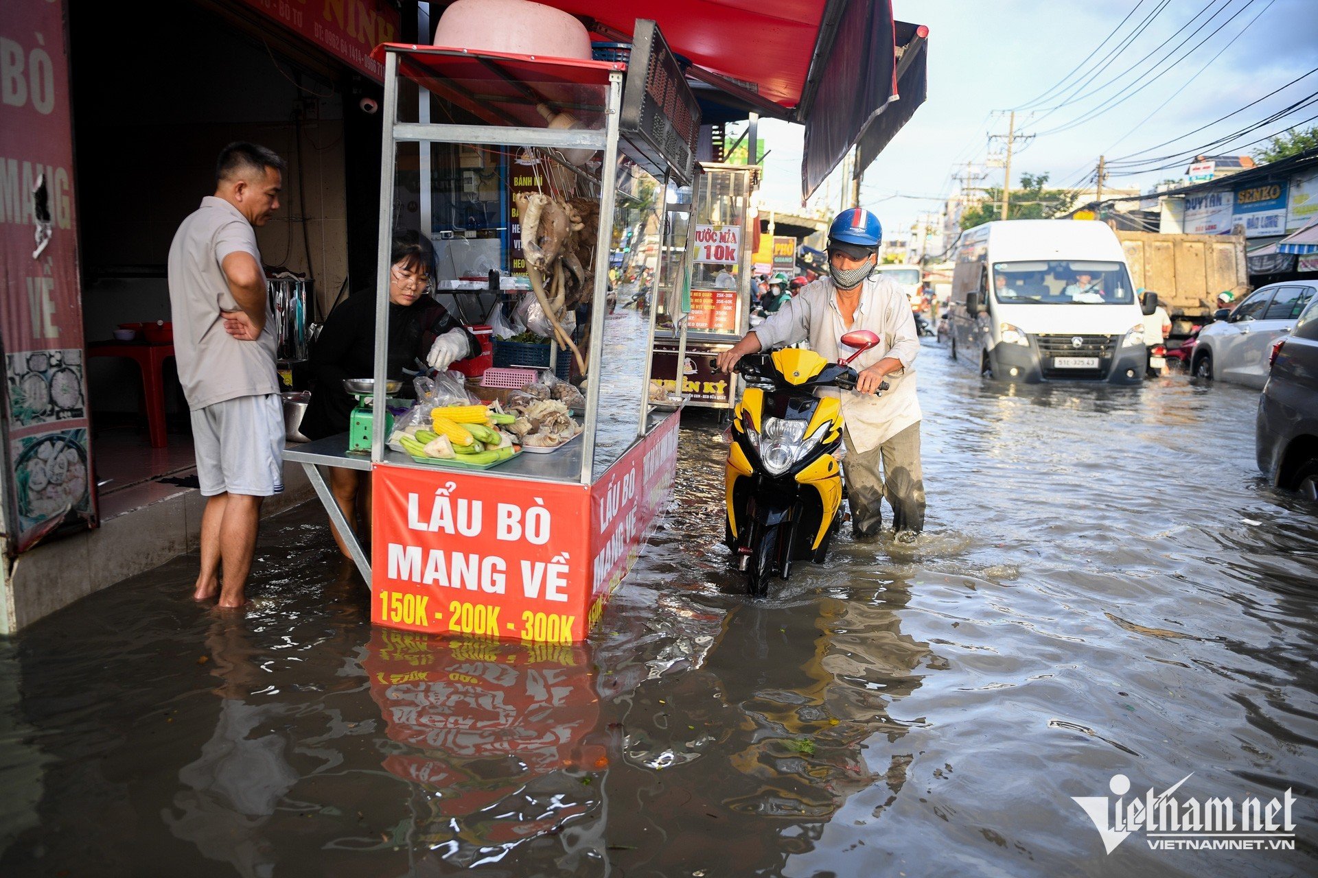 https://static-images.vnncdn.net/vps_images_publish/000001/000003/2026/10/10/w-trieu-cuong-ngap-tphcm-nguyen-hue-17-2044.jpg