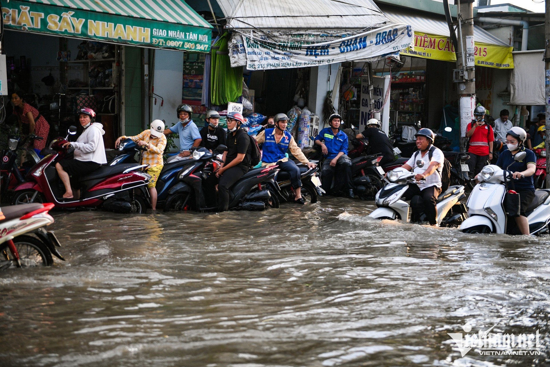 W-triều cường ngập TPHCM nguyễn huế 27.jpg