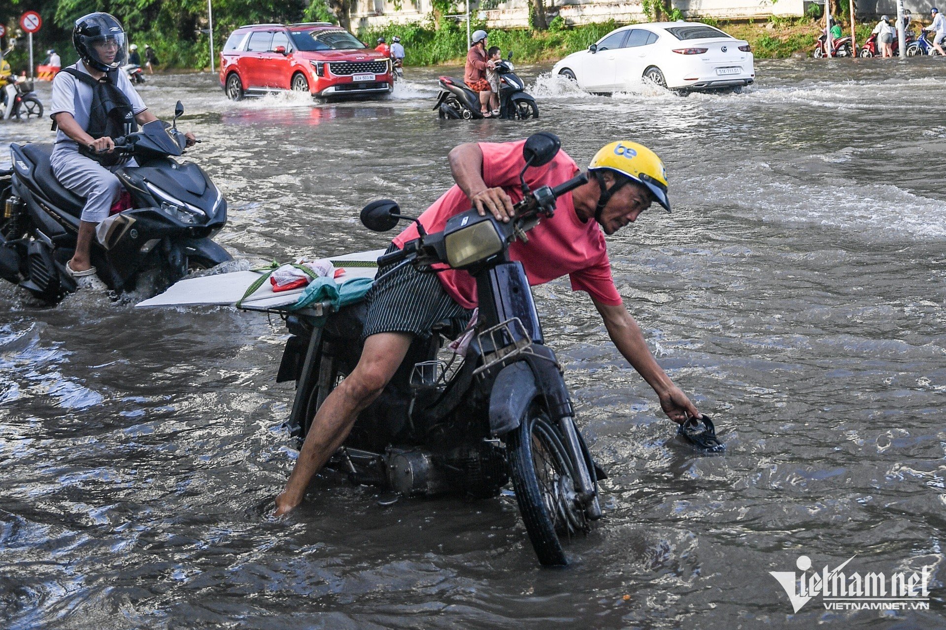 W-triều cường ngập TPHCM nguyễn huế 8.jpg