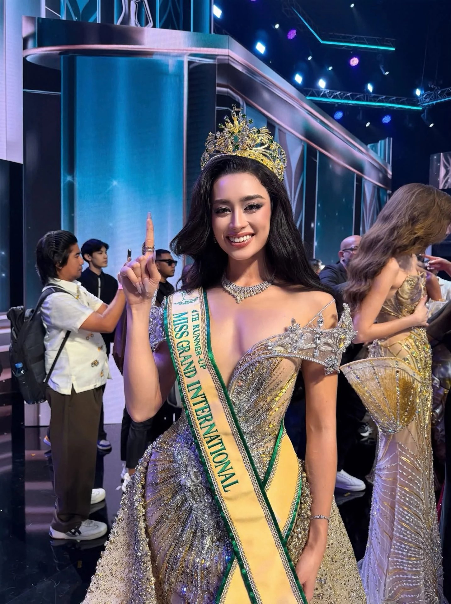 11-1791691220-miss-grand-international-nham-thu-hang-cua-emoura-pham-fan-sac-dep-phan-ung