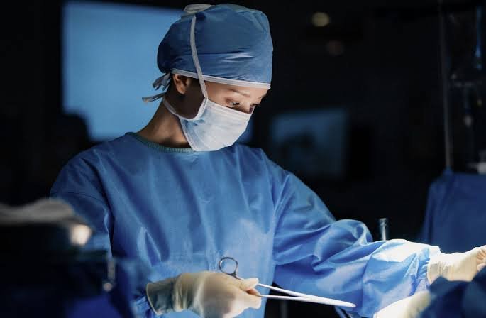 12-1791775521-man-tai-xuat-ruc-ro-cua-nu-hoang-nuoc-mat-kim-ji-won-doctor-x-lap-ky-luc-rating-nam-2026