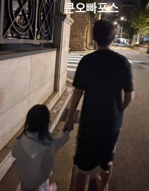 Lee Min-jung and Lee Byung-hun’s son is already 12... Holds his 4-year-old little sister’s hand tightly, giving off big-brother energy
