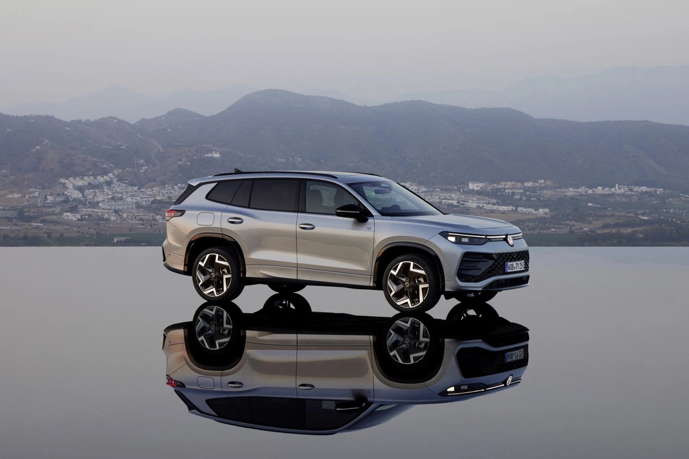 13-1791880807-bo-doi-suv-volkswagen-nhap-khau-tu-duc-mo-cong-dat-coc-tai-viet-nam-tiguan-the-he-moi-ha-gia-manh-tan-binh-7-cho-tayron-chinh-thuc-lo-dien