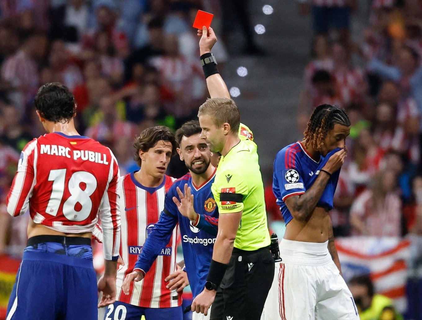 14-1791934328-thung-luoi-chop-nhoang-sau-53-giay-va-dinh-the-do-cay-dang-man-utd-guc-nga-truoc-atletico-madrid