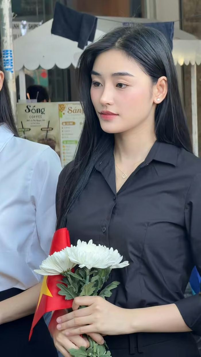14-1791946729-dan-nghe-si-cung-hang-nghin-nguoi-dan-om-hoa-trang-tien-dua-731-hai-cot-liet-si