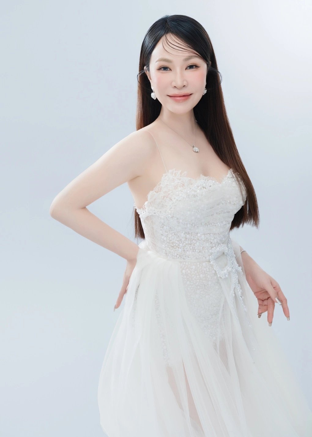 14-1791968091-bi-che-hat-qua-suc-ban-hit-cua-whitney-houston-uyen-linh-len-tieng-dinh-chinh