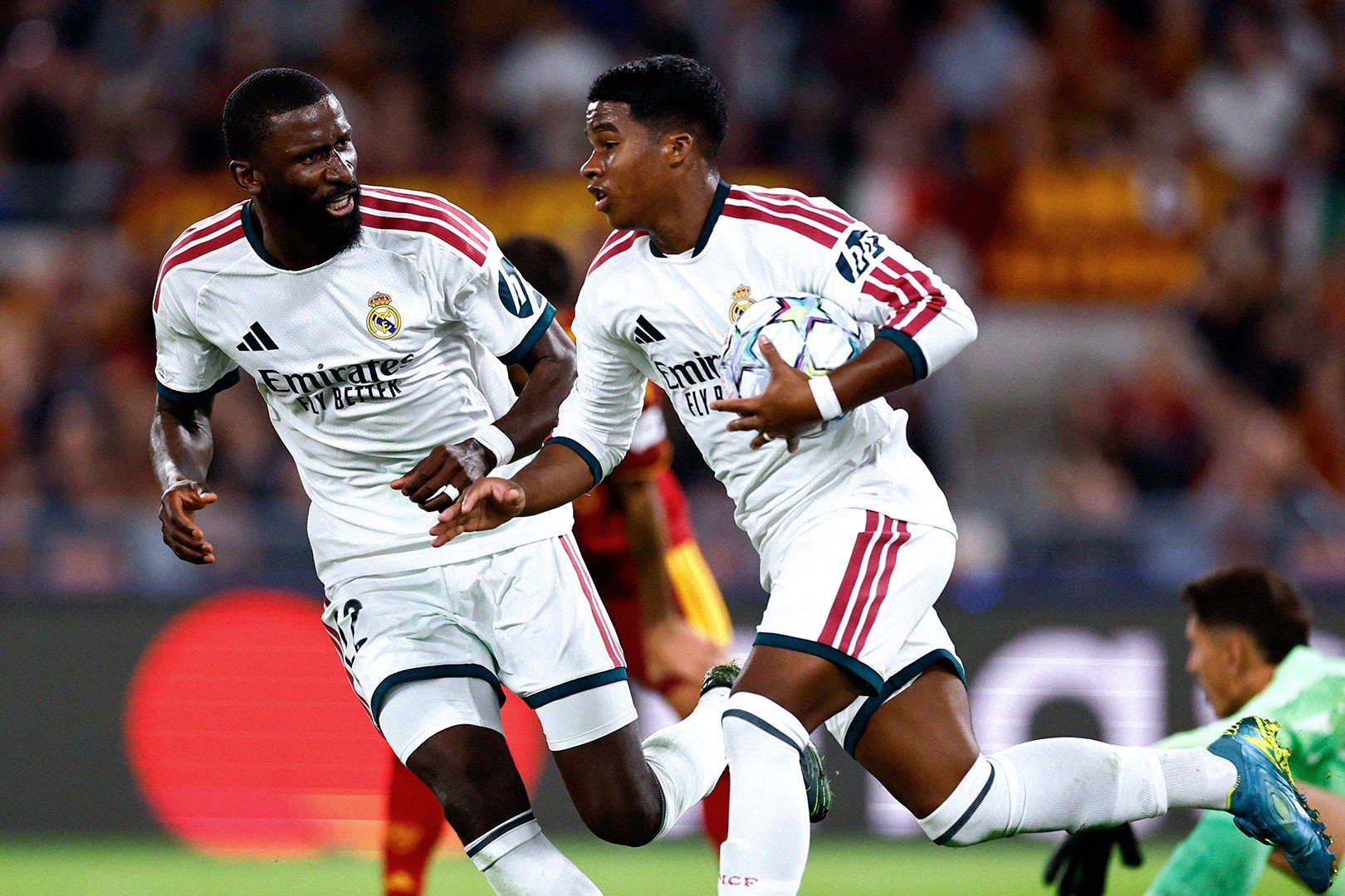 15-1792020477-man-nguoc-dong-dien-ro-tai-olimpico-real-madrid-na-3-ban-trong-7-phut-nguoc-dong-nhan-chim-as-roma