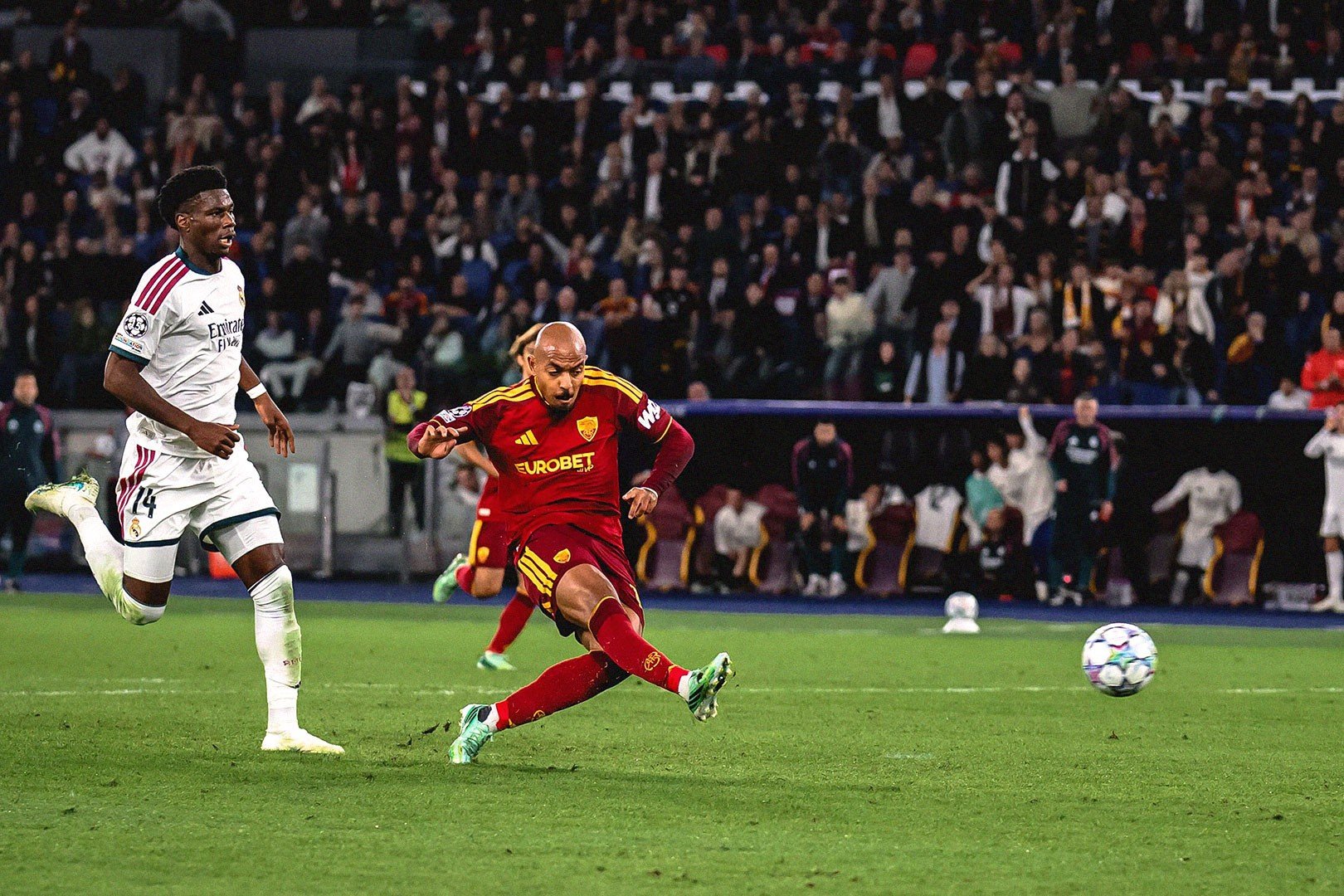 15-1792020477-man-nguoc-dong-dien-ro-tai-olimpico-real-madrid-na-3-ban-trong-7-phut-nguoc-dong-nhan-chim-as-roma