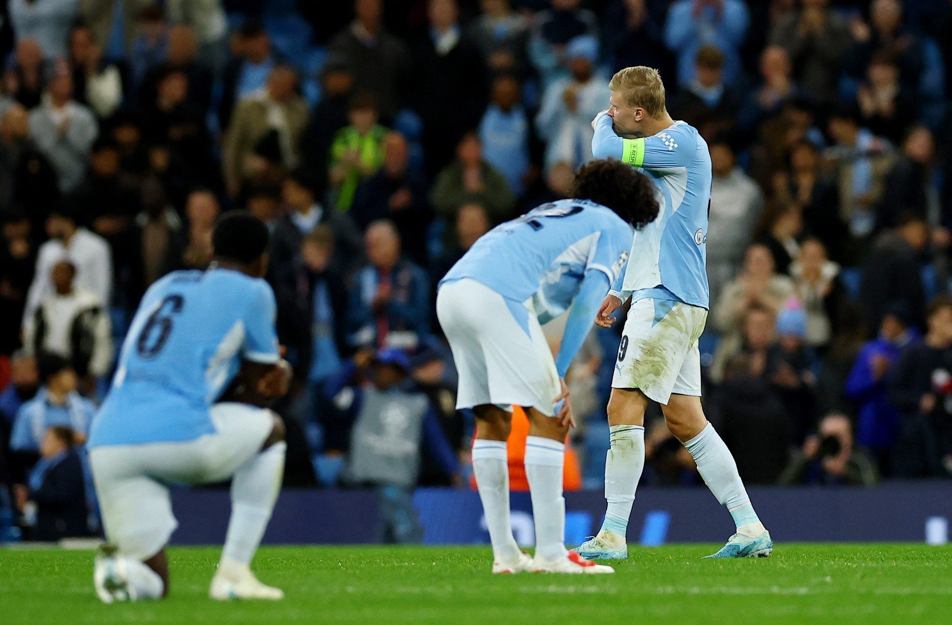 15-1792034105-guardiola-tro-lai-etihad-chung-kien-man-city-bi-psg-day-bong-da