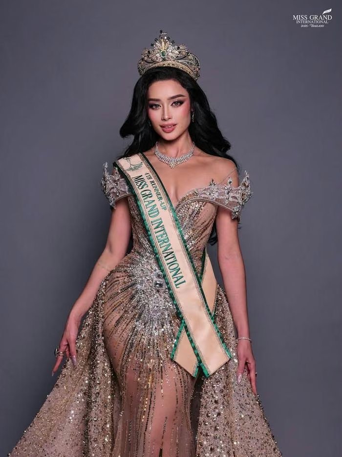 15-1792051438-chu-tich-miss-grand-international-gay-xon-xao-khi-nhan-xet-emoura-pham-giong-doc-dien-van-dang-ve-qua-nghiem-tuc