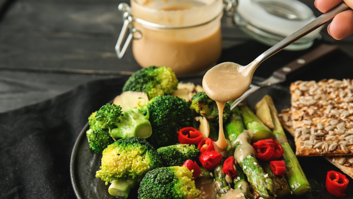Bơ hạt vừng (tahini) thích hợp làm xốt trộn salad bổ dưỡng cho chế độ ăn tuổi trung niên