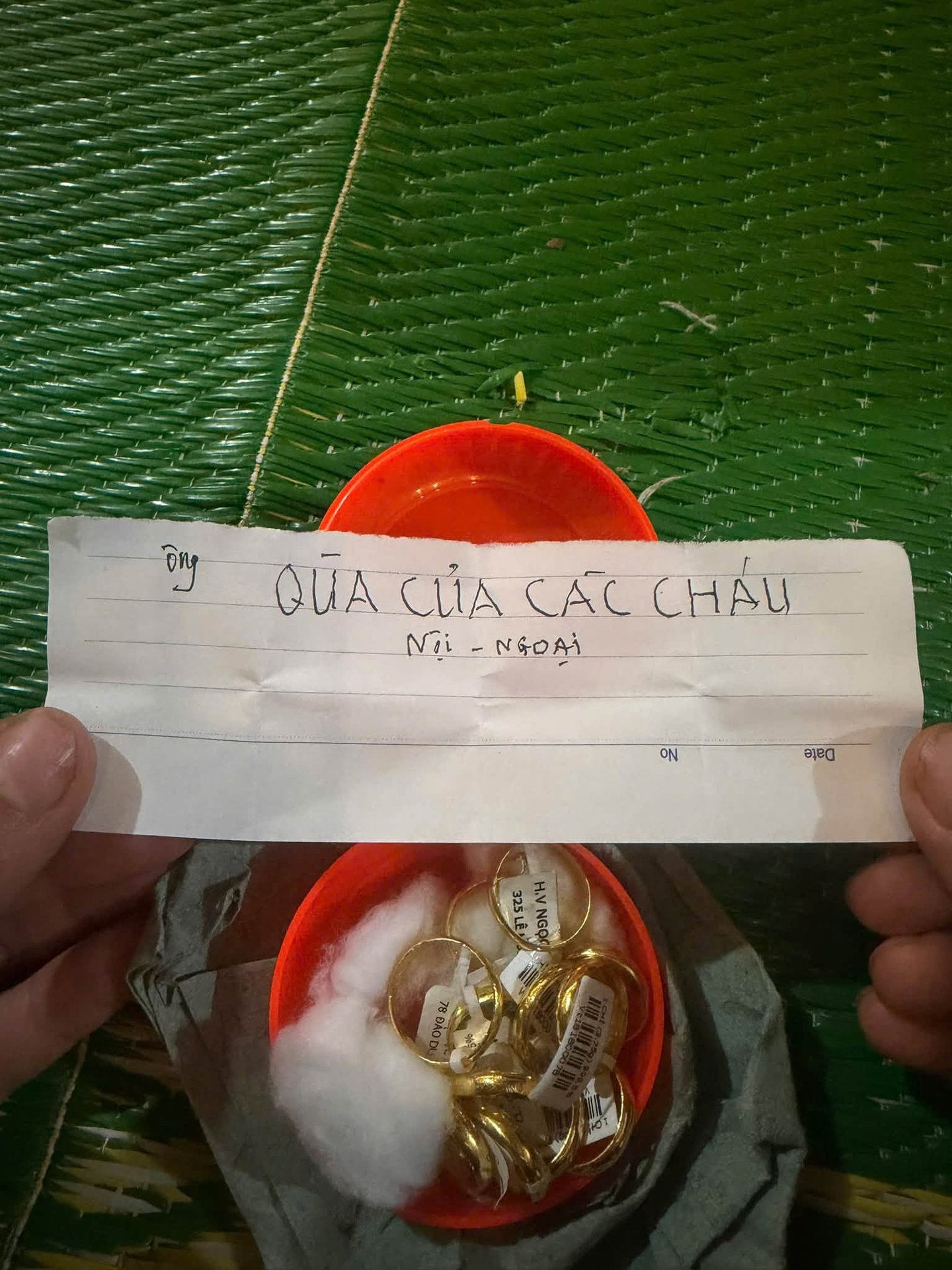 Có thể là hình ảnh về cuống vé, tiền và văn bản