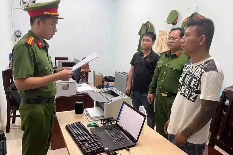 16-1792150662-mang-kiem-di-dap-pha-quay-clip-dang-facebook-nguoi-dan-ong-o-da-nang-bi-bat-giam