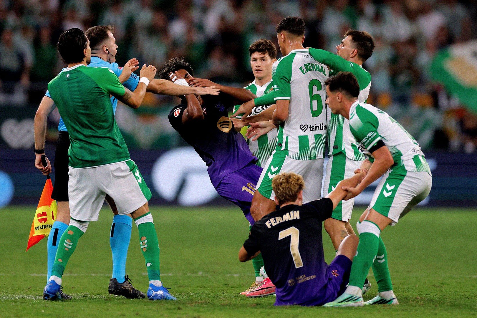 18-1792283268-lamine-yamal-ruc-sang-barcelona-trut-mua-ban-thang-vao-luoi-betis