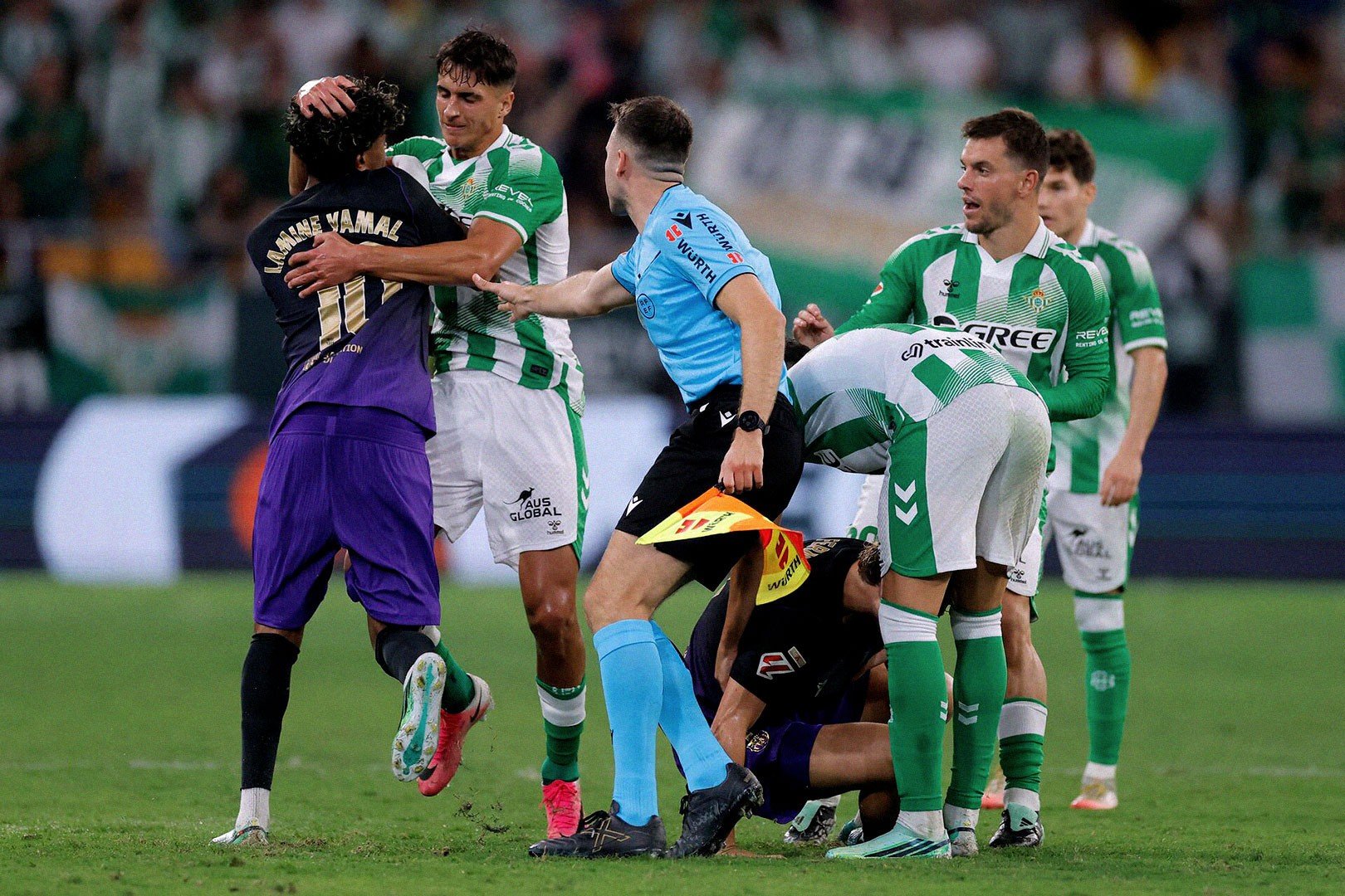 18-1792283268-lamine-yamal-ruc-sang-barcelona-trut-mua-ban-thang-vao-luoi-betis
