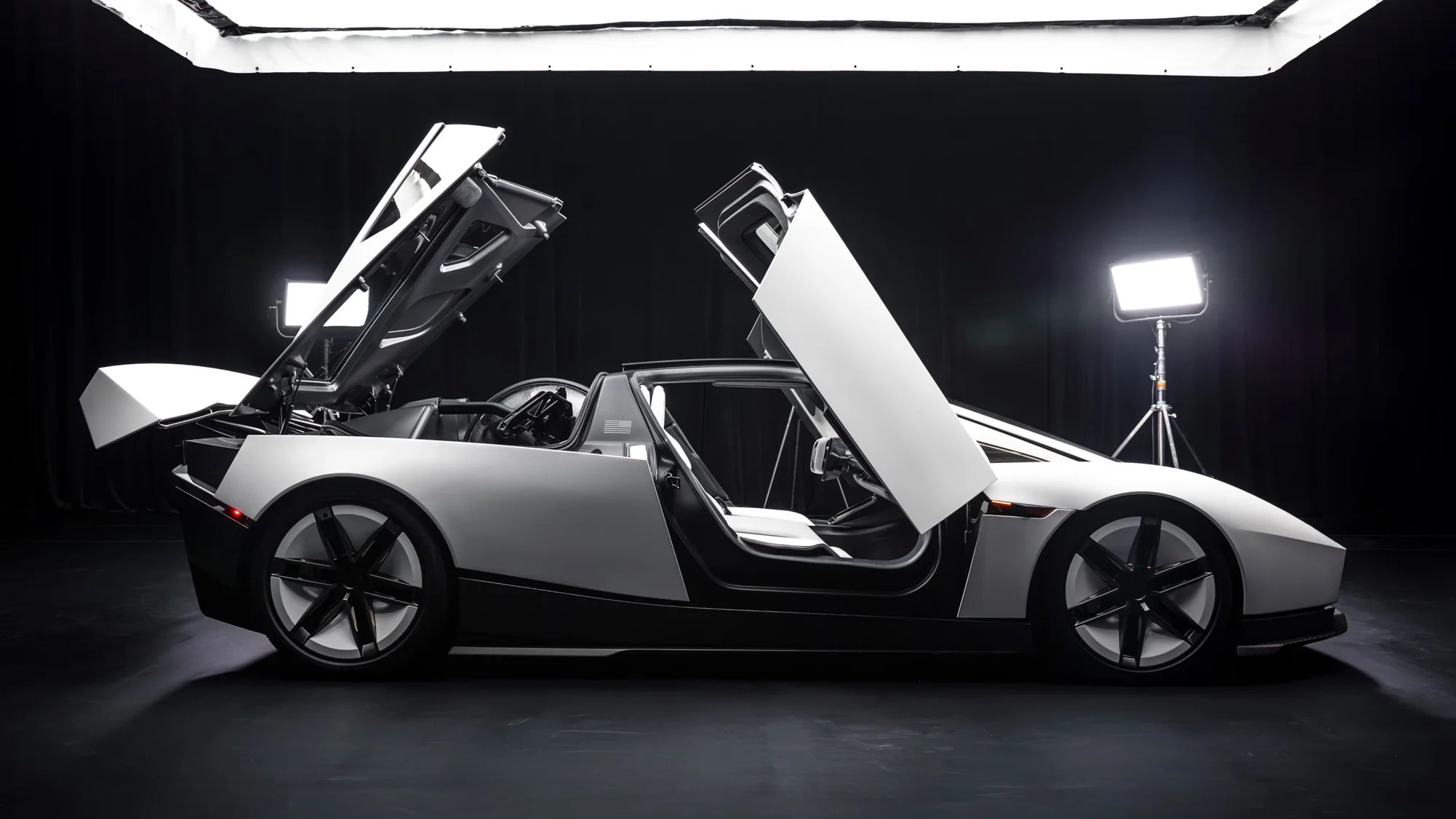 18-1792306322-sieu-xe-bay-tesla-roadster-gay-chu-y-voi-kha-nang-sac-sieu-nhanh-10-phut-tu-15-len-80