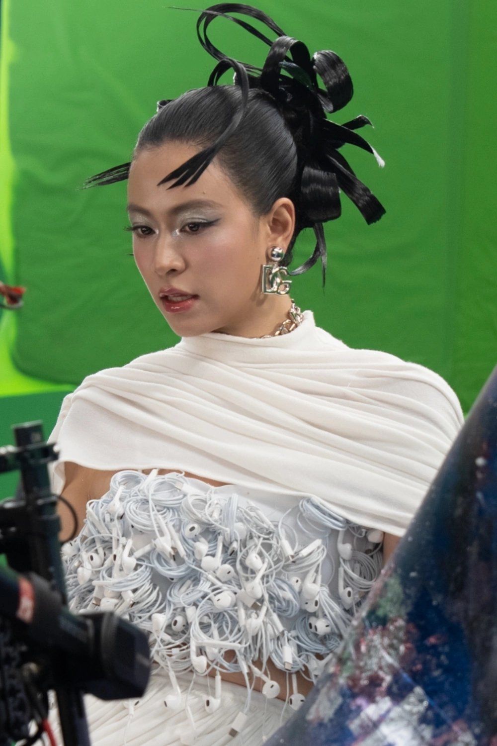 18-1792308304-mv-moi-cua-hoang-thuy-linh-gay-tranh-luan-hinh-anh-cong-phu-nhung-am-nhac-chua-thuyet-phuc