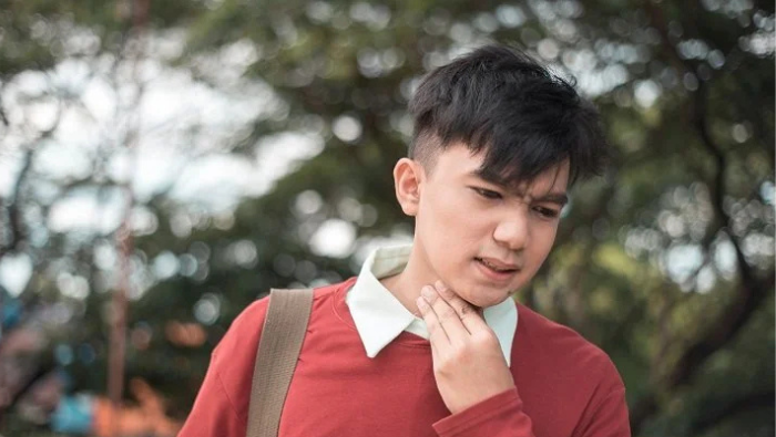 Viêm thanh quản làm dây thanh sưng nề, giọng nói trở nên khàn, rè hoặc mất tiếng tạm thời
