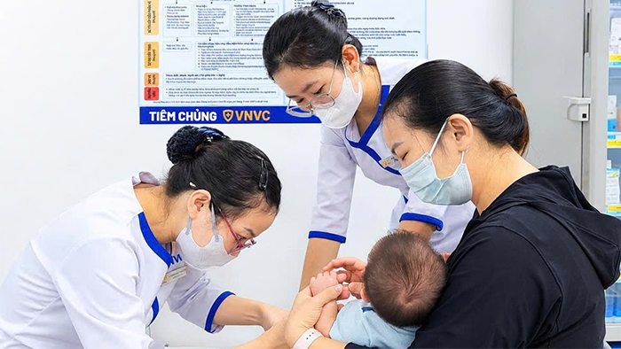 Trẻ đã tiêm vaccine não mô cầu vẫn cần kháng sinh dự phòng nếu thuộc nhóm tiếp xúc gần - Ảnh: VNVC