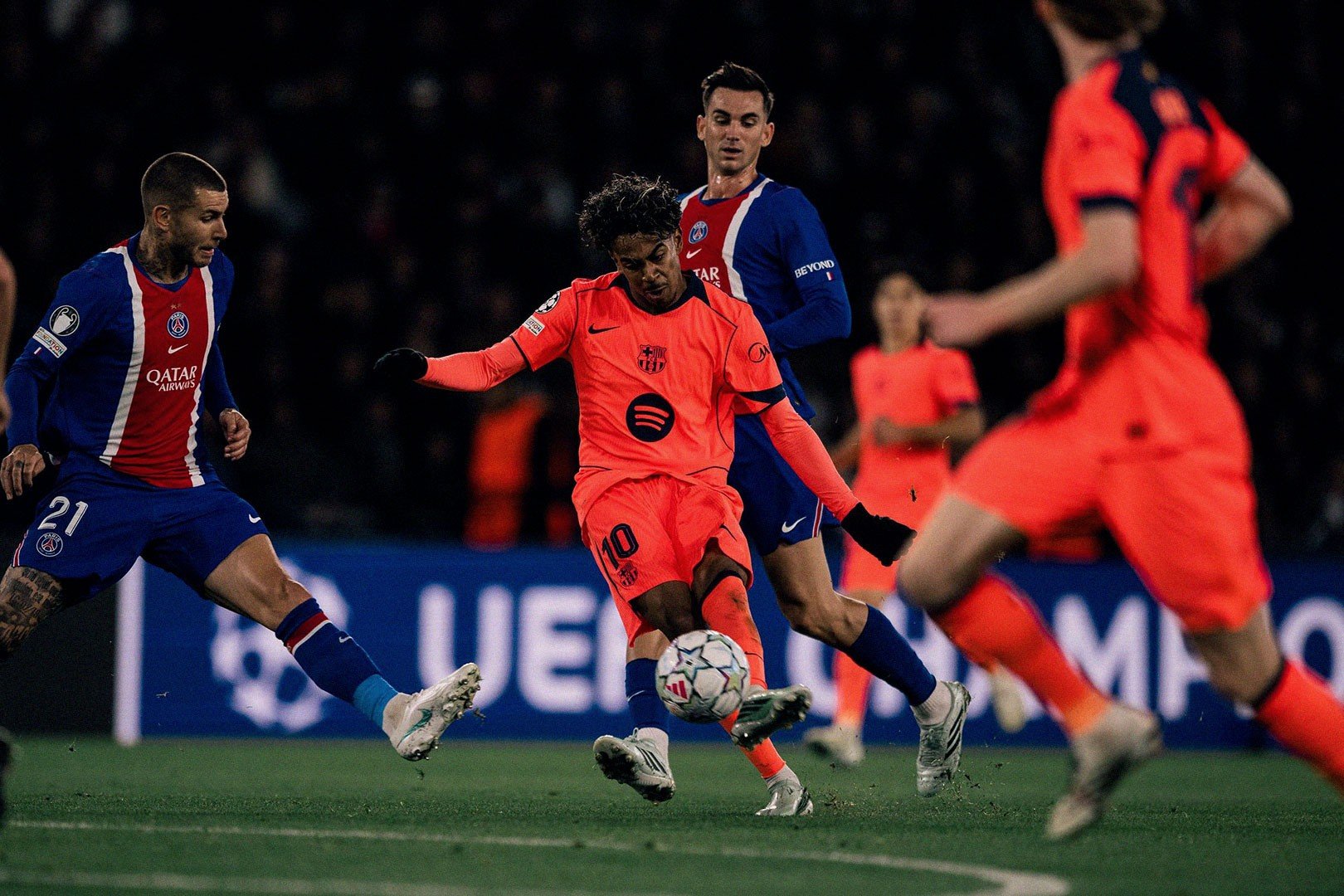21-1792541113-tieu-de-sua-thanh-psg-thang-tung-bung-cham-dut-chuoi-11-tran-toan-thang-cua-barca