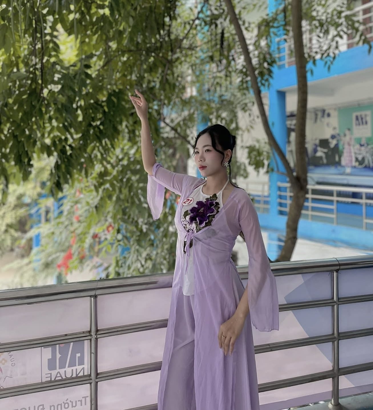 21-1792572973-co-gai-thanh-hoa-sap-nhan-bang-thac-si-tinh-nguyen-nhap-ngu