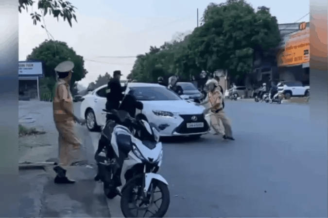 22-1792626296-khoi-to-nu-tai-xe-lexus-chot-cua-tang-ga-bo-chay-khi-dang-lam-viec-voi-csgt