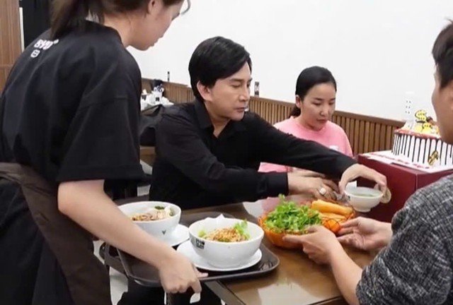 22-1792635969-cuoc-song-hien-tai-cua-nsut-kim-tu-long-mo-quan-pho-binh-dan-sau-thoi-buon-dat-nghin-vang