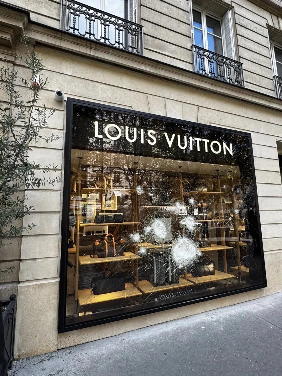 22-1792643499-dam-dong-dap-pha-bat-luc-truoc-cua-kinh-louis-vuitton-giua-bao-loan-o-paris