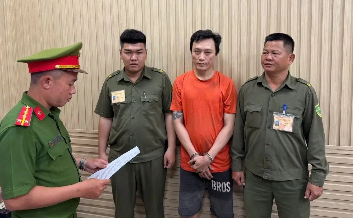 22-1792658926-khoi-to-nguoi-dan-ong-di-xe-dap-dien-chan-dau-o-to-tai-dung-gay-dap-vo-kinh-o-tphcm