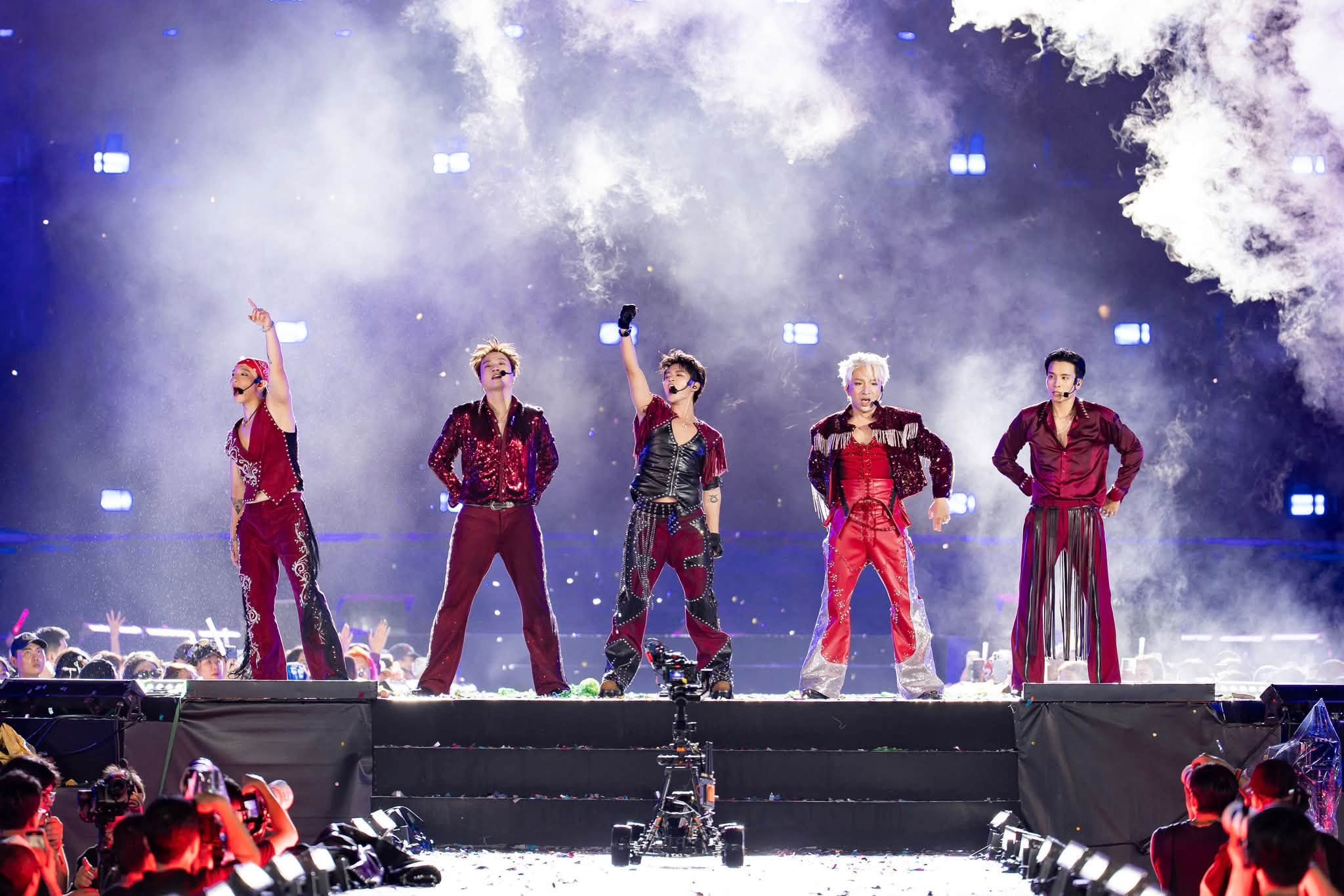 23-1792729588-concert-anh-trai-vuot-ngan-chong-gai-2026-chot-lich-day-3-va-4-mang-xa-hoi-bung-no-gai-con-dung-ngoi-khong-yen