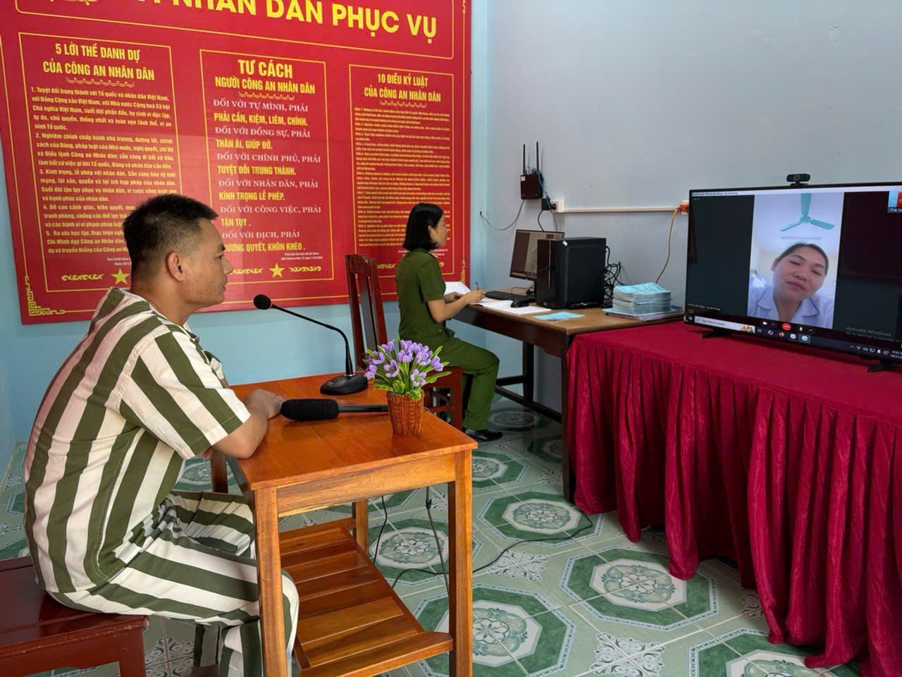 23-1792731445-thanh-hoa-pham-nhan-duoc-duoc-video-call-voi-nguoi-than-qua-man-hinh-tiep-them-dong-luc-cai-tao