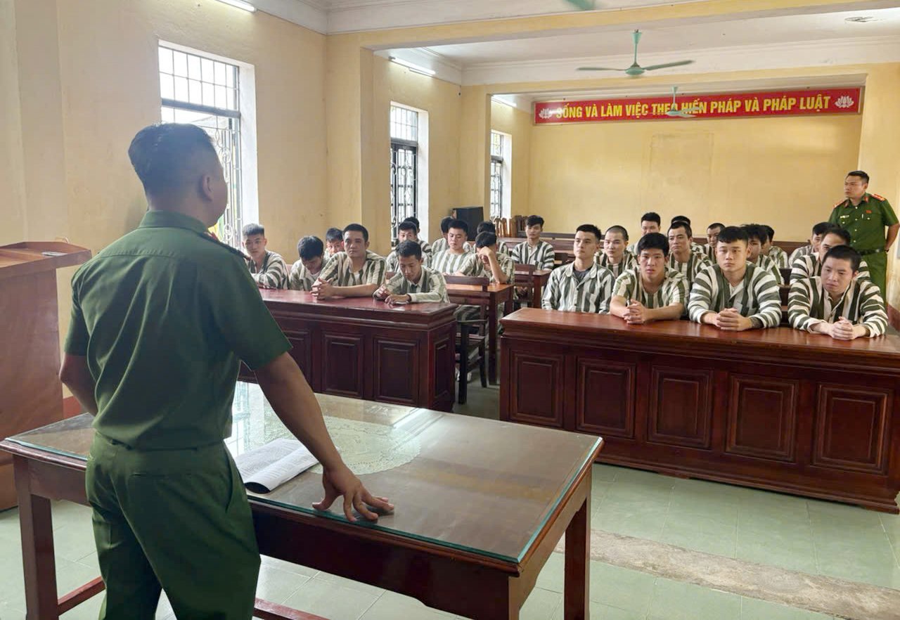 23-1792731445-thanh-hoa-pham-nhan-duoc-duoc-video-call-voi-nguoi-than-qua-man-hinh-tiep-them-dong-luc-cai-tao