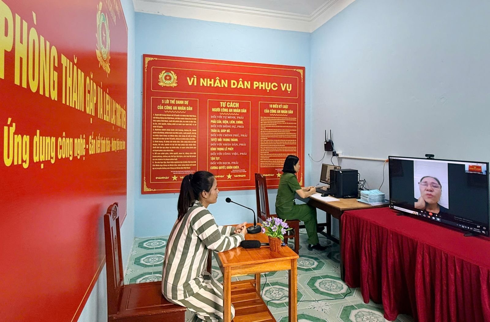 23-1792731445-thanh-hoa-pham-nhan-duoc-duoc-video-call-voi-nguoi-than-qua-man-hinh-tiep-them-dong-luc-cai-tao