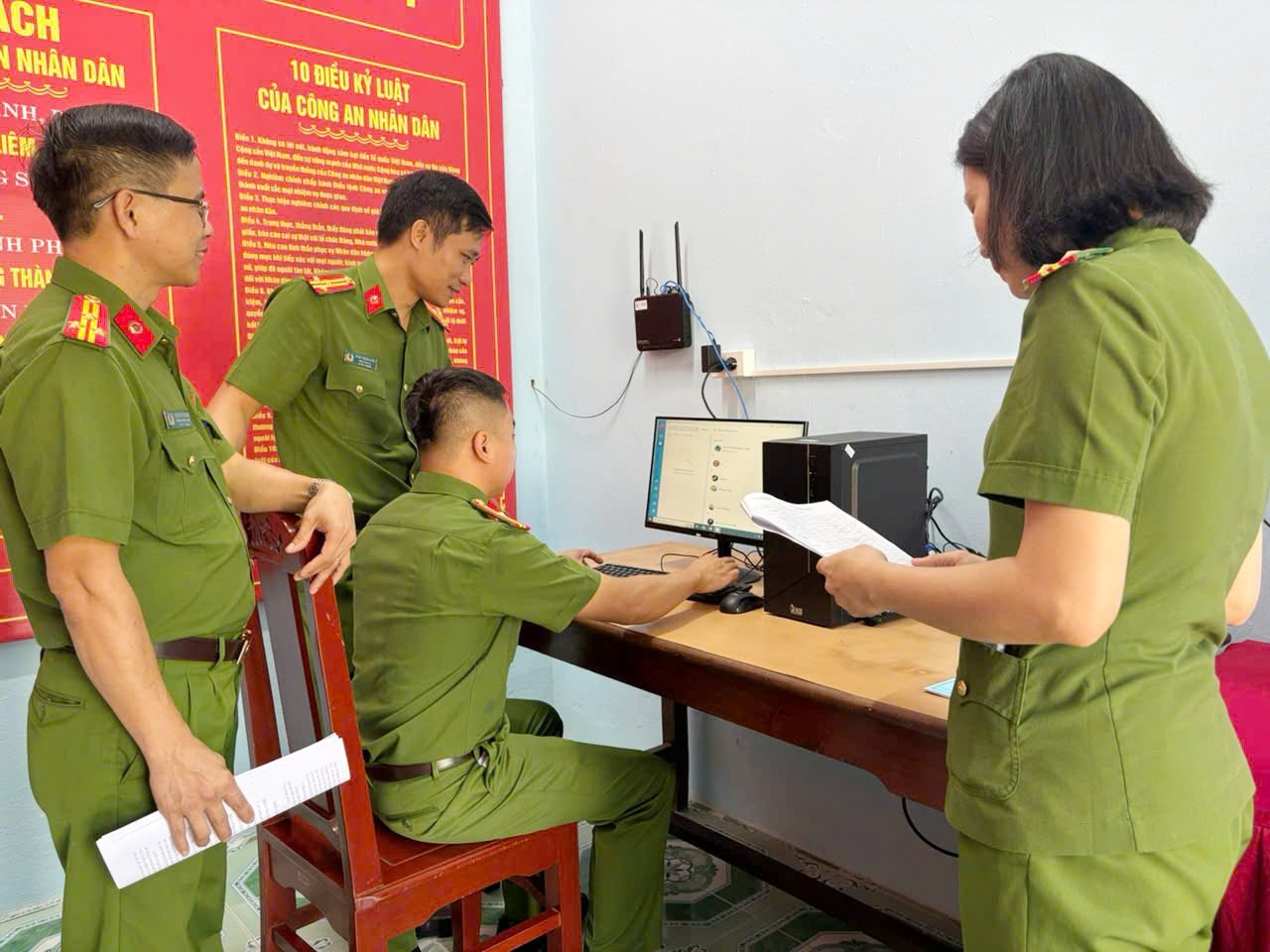 23-1792731445-thanh-hoa-pham-nhan-duoc-duoc-video-call-voi-nguoi-than-qua-man-hinh-tiep-them-dong-luc-cai-tao