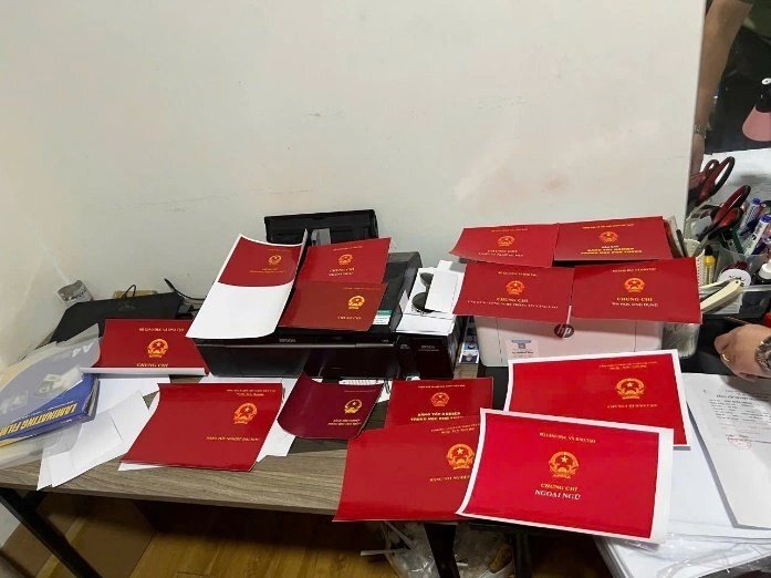 23-1792756493-pha-duong-day-ban-gan-1500-van-bang-gia-hai-can-bo-dai-hoc-ngoai-thuong-bi-khoi-to