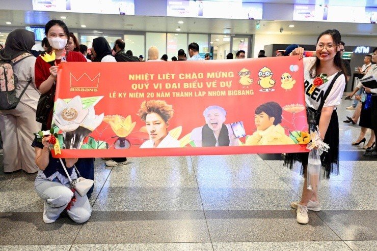 24-1792804223-fan-viet-xep-hang-tu-som-tai-san-bay-noi-bai-don-bigbang-den-ha-noi