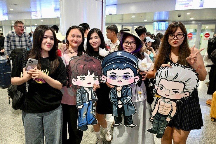 24-1792804223-fan-viet-xep-hang-tu-som-tai-san-bay-noi-bai-don-bigbang-den-ha-noi