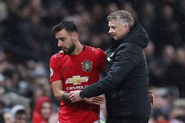 24-1792806335-solskjaer-tung-canh-bao-ve-fernandes