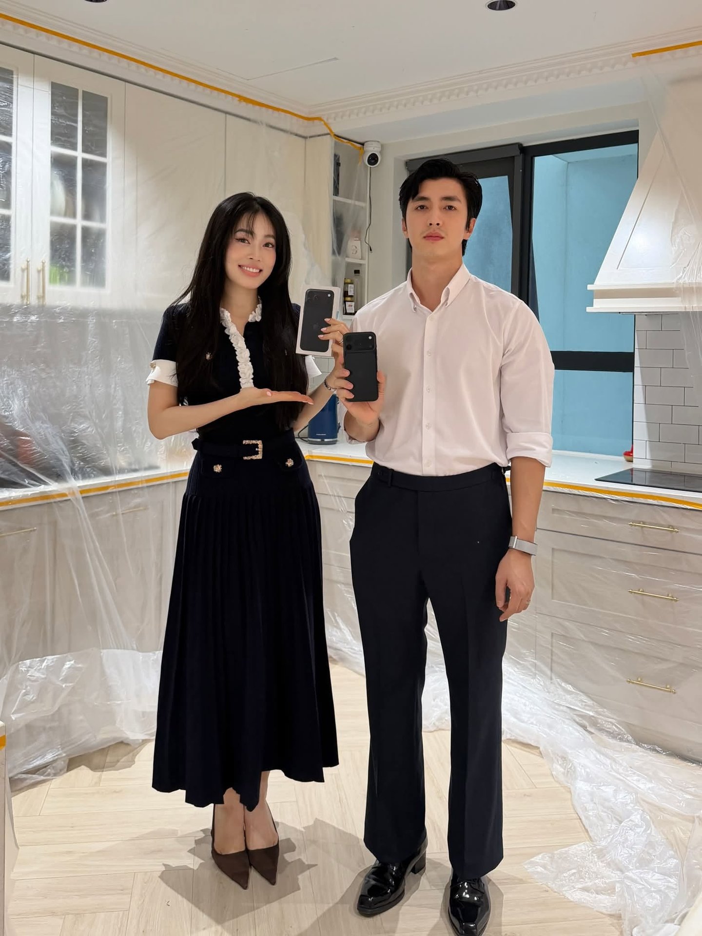 24-1792826089-dien-vien-binh-an-chi-ca-thang-luong-tau-iphone-duo-tang-a-hau-phuong-nga-khong-lau-sau-man-tang-iphone-18-pro-max