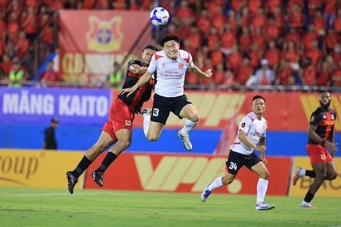 Pha không chiến của cầu thủ CA TP.HCM (áo trắng). Ảnh: Đức Cường
