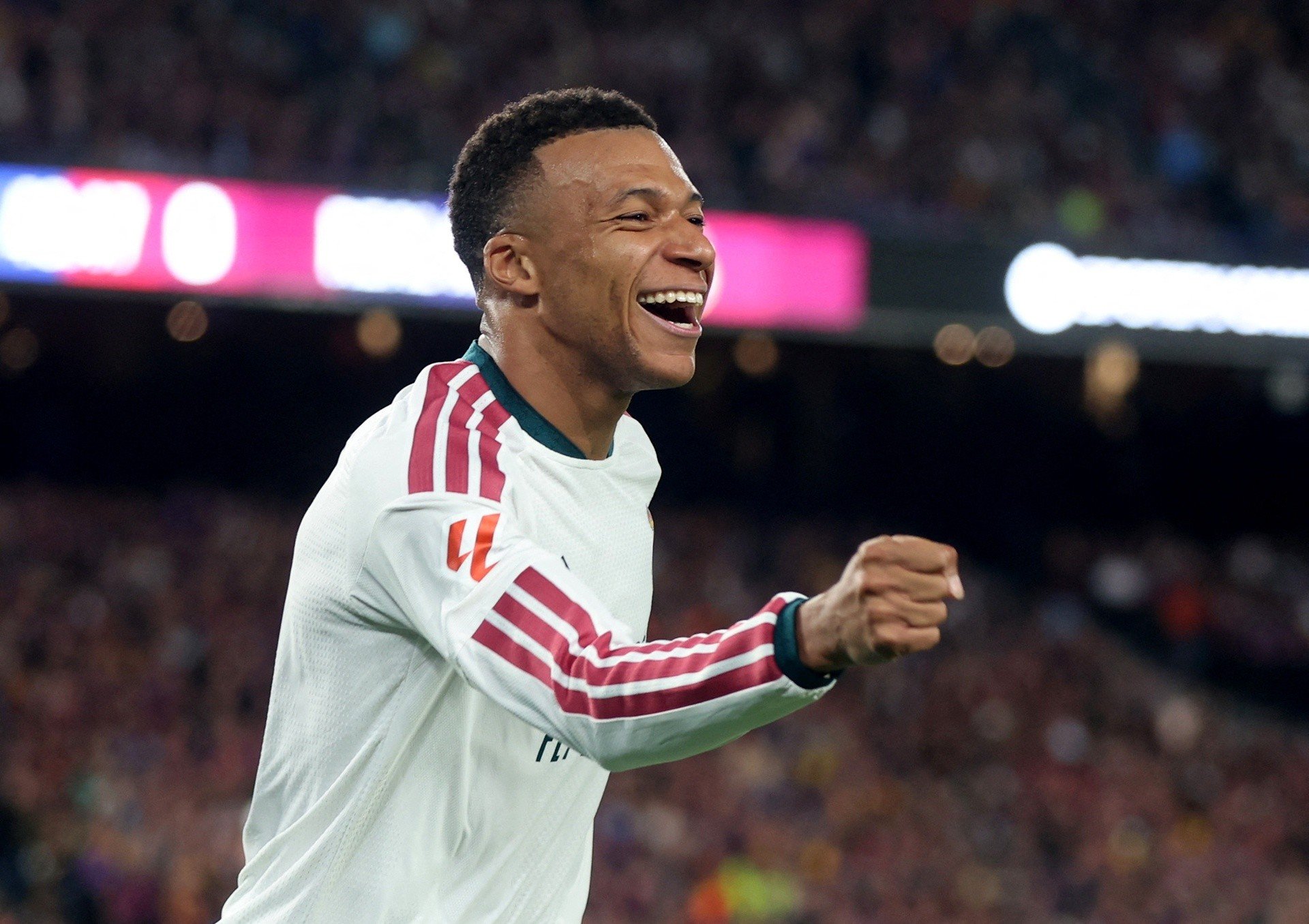 26-1792970546-mbappe-lap-cu-dup-real-madrid-ha-barcelona-2-1-ngay-tai-camp-nou