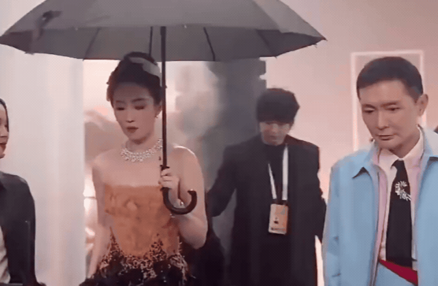 Xôn xao clip Lưu Diệc Phi sống hai mặt, có thái độ coi thường đàn em gây "nóng mắt" giữa sự kiện - Ảnh 3.